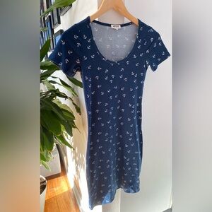 Petite robe marine avec imprimé ancres  Ardene Navy and White Anchor Print Dress